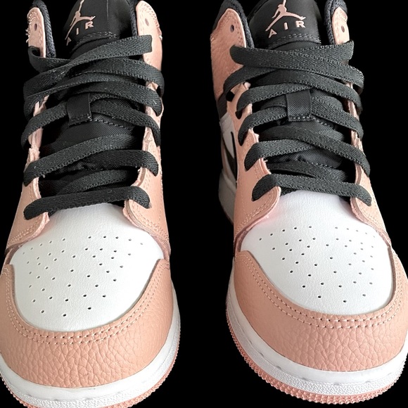 Beautiful Authentic Nike Air Jordan 1 Mid, NWT! - Picture 4 of 8